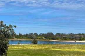Driftwood Townhouse - Waterfront-Central Location, Lakes Entrance